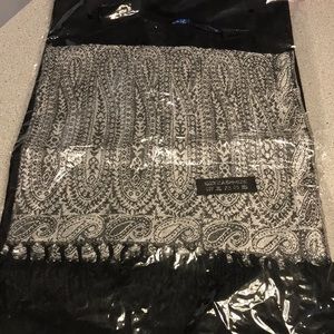 Cashmere (100%) ivory scarf/shawl